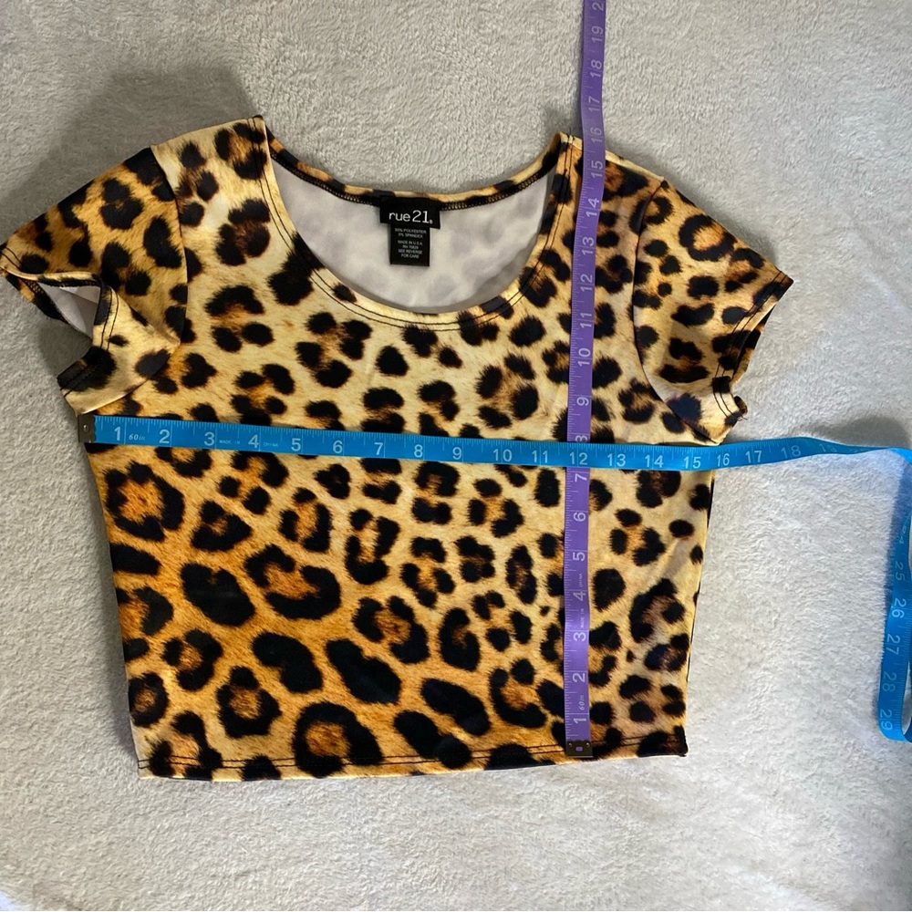 Rue21 Women M MEDIUM Top Blouse Shirt Cheetah Leopard Print Crop Stretch Relax - Picture 9 of 10